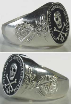 Schwerer Ring mit "Totenkopf", Silber